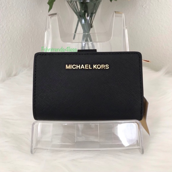 Michael Kors Handbags - ✨💞🆕 Michael Kors BifoldZipCoin Wallet✨
